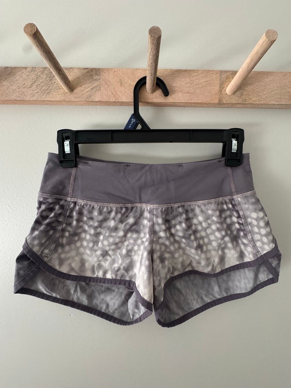 Lululemon Run Speed Shorts 2.5” Size 2 Snowy Owl Magnum Gray